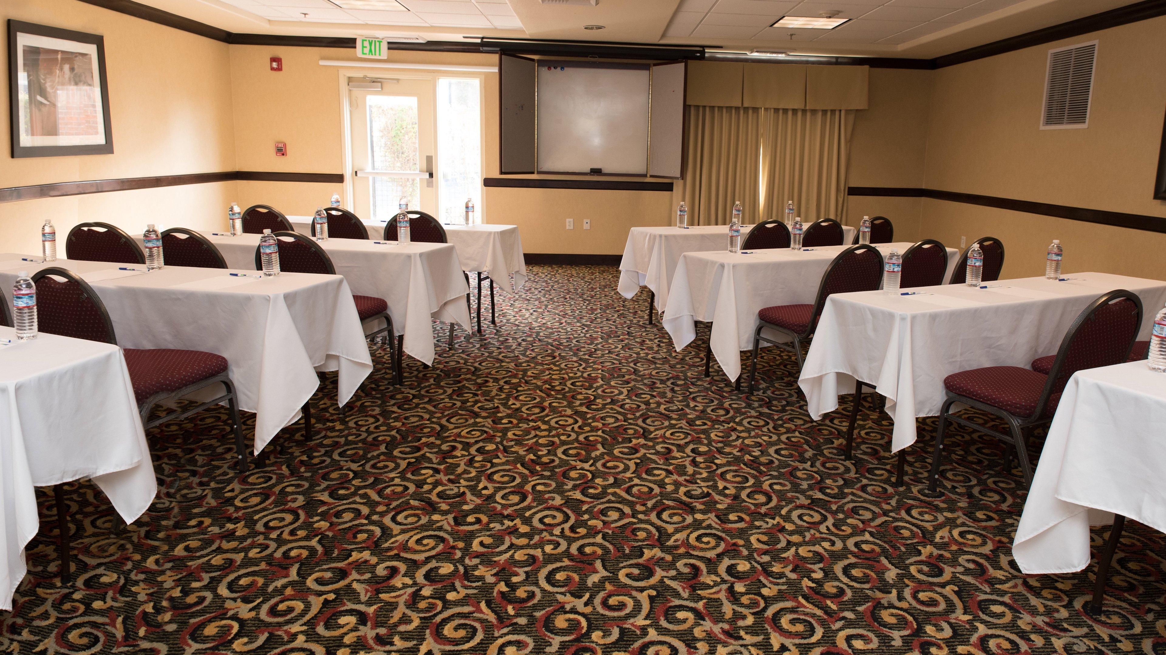Holiday Inn Express Hotel & Suites Lincoln-Roseville Area, An Ihg Hotel Экстерьер фото