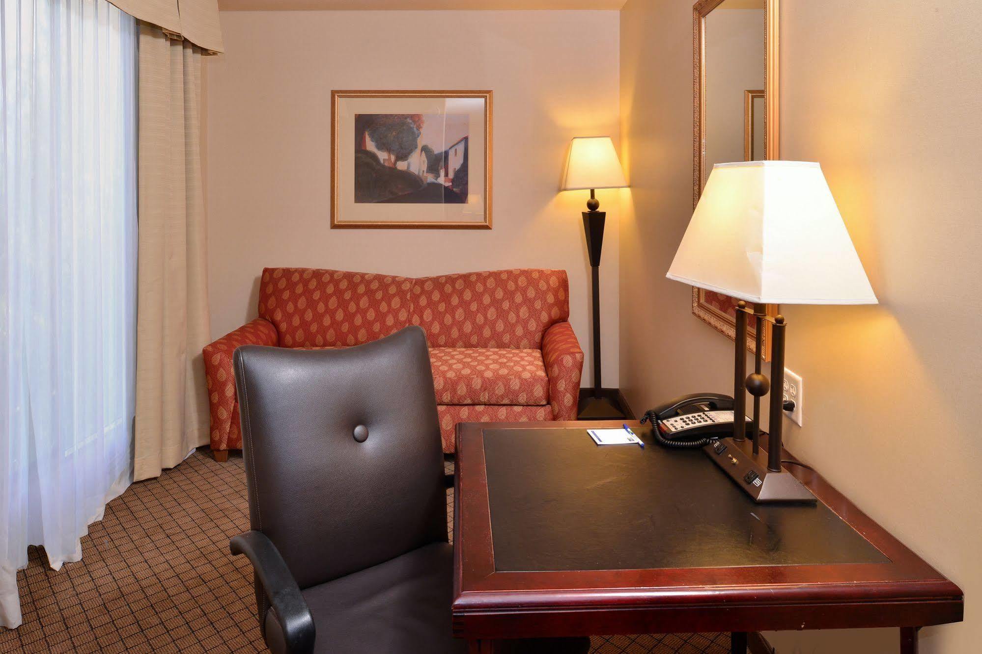 Holiday Inn Express Hotel & Suites Lincoln-Roseville Area, An Ihg Hotel Экстерьер фото