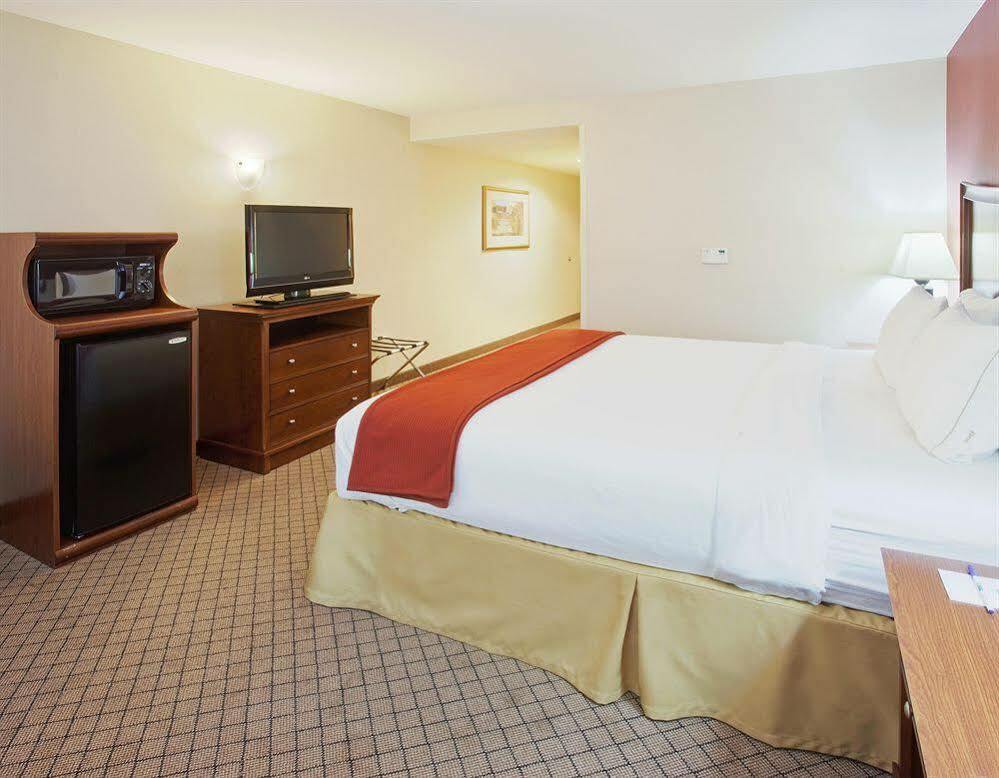 Holiday Inn Express Hotel & Suites Lincoln-Roseville Area, An Ihg Hotel Экстерьер фото